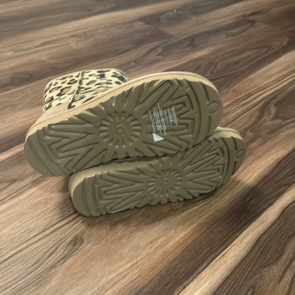 Leopard Uggs size 5 youth - Picture 3 of 3